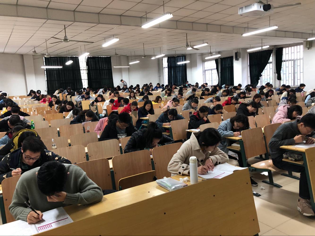 英语四六级模拟考试圆满完成